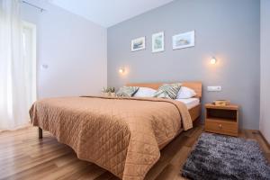 Posteľ alebo postele v izbe v ubytovaní VILLA MASLINA, with private 32m2Pool, panoramic views on 100km coastline, 12 pax