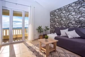 Posedenie v ubytovaní VILLA MASLINA, with private 32m2Pool, panoramic views on 100km coastline, 12 pax