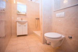 Kúpeľňa v ubytovaní VILLA MASLINA, with private 32m2Pool, panoramic views on 100km coastline, 12 pax