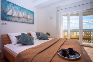 Posteľ alebo postele v izbe v ubytovaní VILLA MASLINA, with private 32m2Pool, panoramic views on 100km coastline, 12 pax + 37 fotografií