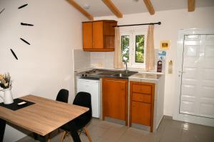 A kitchen or kitchenette at Cavos Beach House Még 37 kép