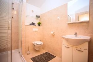 Kúpeľňa v ubytovaní VILLA MASLINA, with private 32m2Pool, panoramic views on 100km coastline, 12 pax