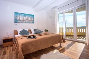 Posteľ alebo postele v izbe v ubytovaní VILLA MASLINA, with private 32m2Pool, panoramic views on 100km coastline, 12 pax