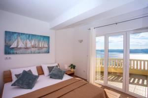 Posteľ alebo postele v izbe v ubytovaní VILLA MASLINA, with private 32m2Pool, panoramic views on 100km coastline, 12 pax