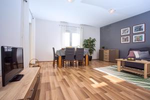 Televízia a/alebo spoločenská miestnosť v ubytovaní VILLA MASLINA, with private 32m2Pool, panoramic views on 100km coastline, 12 pax