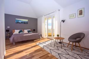 Posteľ alebo postele v izbe v ubytovaní VILLA MASLINA, with private 32m2Pool, panoramic views on 100km coastline, 12 pax