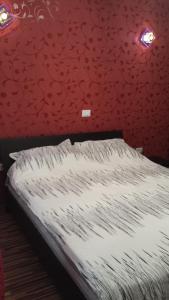 
Un pat sau paturi într-o cameră la Apartment Mamaia
