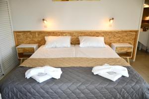 A bed or beds in a room at Cavos Beach House