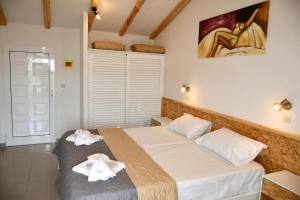 A bed or beds in a room at Cavos Beach House