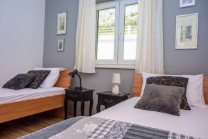 Posteľ alebo postele v izbe v ubytovaní VILLA MASLINA, with private 32m2Pool, panoramic views on 100km coastline, 12 pax