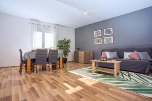 Posedenie v ubytovaní VILLA MASLINA, with private 32m2Pool, panoramic views on 100km coastline, 12 pax