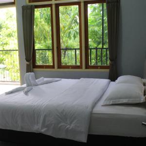 Tempat tidur dalam kamar di Pondok Wisata dan Restoran Elim