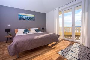 Posteľ alebo postele v izbe v ubytovaní VILLA MASLINA, with private 32m2Pool, panoramic views on 100km coastline, 12 pax