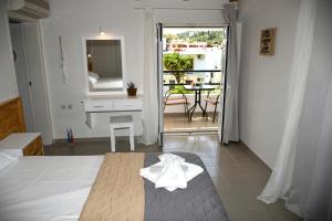A bed or beds in a room at Cavos Beach House