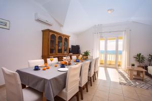 Televízia a/alebo spoločenská miestnosť v ubytovaní VILLA MASLINA, with private 32m2Pool, panoramic views on 100km coastline, 12 pax