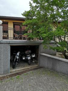 une moto est assise à l'intérieur d'un garage dans l'établissement Jole, à Rumšiškės