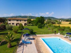 Bazén v ubytovaní Agriturismo Le Terre del Casale alebo v jeho blízkosti