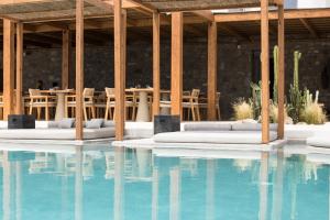 A piscina localizada em Rocabella Mykonos Hotel ou nos arredores