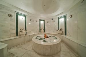 Koupelna v ubytování The Byzantium Suites Hotel & Spa