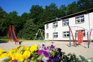 een groep speeltoestellen voor een gebouw bij Gästehaus am Oberlausitzer Dreieck in Bertsdorf