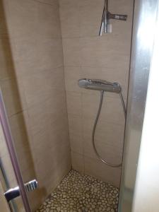 een badkamer met een douche en een glazen deur bij Les pieds dans l’eau in La Croix-Valmer