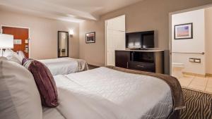 een hotelkamer met 2 bedden en een flatscreen-tv bij Best Western Plus Hotel at the Convention Center in Long Beach
