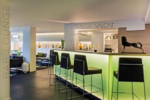 Oprema za pripravo čaja oz. kave v nastanitvi Best Western Plus Hotel Du Parc Chantilly