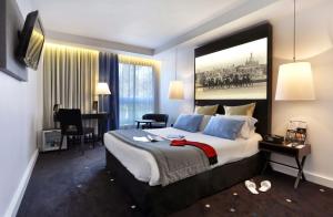 TV in/ali zabaviščno središče v nastanitvi Best Western Plus Hotel Du Parc Chantilly