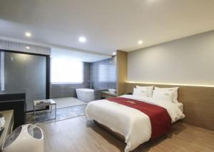 Gallery image of No.1 New Yorker Hotel in Jinju