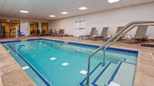 בריכת השחייה שנמצאת ב-Best Western Plus Hotel at the Convention Center או באזור