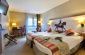 Postelja oz. postelje v sobi nastanitve Best Western Plus Hotel Du Parc Chantilly