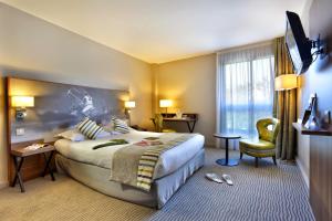 TV in/ali zabaviščno središče v nastanitvi Best Western Plus Hotel Du Parc Chantilly