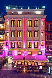 イスタンブールにあるザ ビザンチウム スイーツ ホテル＆スパのピンクの照明が目の前にあるホテル