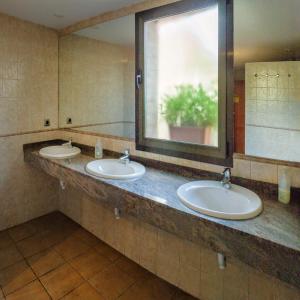 two sinks in a bathroom with a window and a mirror at ALBERGUE SAN SATURNINO in Ventosa