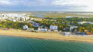 vistas aéreas a la playa y a los edificios en Playa-Pinares-Felicidad, en Isla Cristina