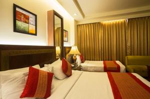 Postel nebo postele na pokoji v ubytování Hotel Picasso Paschim Vihar Delhi - Couple Friendly Local IDs Accepted