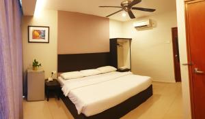 Giường trong phòng chung tại Golden Court Hotel - Tun Abdul Razak