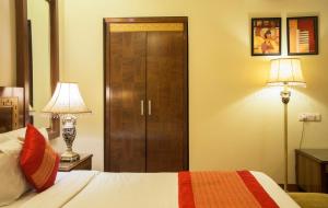 Postel nebo postele na pokoji v ubytování Hotel Picasso Paschim Vihar Delhi - Couple Friendly Local IDs Accepted