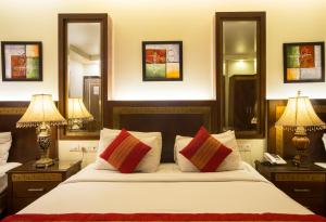 Postel nebo postele na pokoji v ubytování Hotel Picasso Paschim Vihar Delhi - Couple Friendly Local IDs Accepted