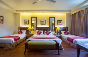 Postel nebo postele na pokoji v ubytování Hotel Picasso Paschim Vihar Delhi - Couple Friendly Local IDs Accepted + 23 fotografií