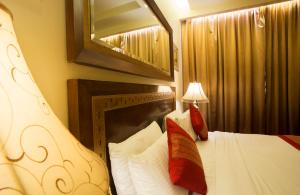 Postel nebo postele na pokoji v ubytování Hotel Picasso Paschim Vihar Delhi - Couple Friendly Local IDs Accepted
