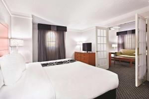 Postel nebo postele na pokoji v ubytování La Quinta Inn by Wyndham Champaign