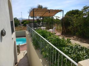 un balcone di una casa con piscina di GF Apartments La Vigna a Badesi