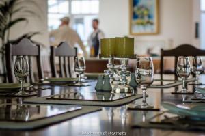 un tavolo con bicchieri da vino sopra di Fairlawn Estate a Busselton