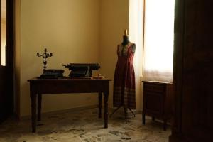un vestido en un maniquí en una habitación con una mesa en Residenza Italia, en Casteldelfino