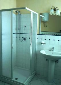 y baño con ducha y lavamanos. en Residenza Italia, en Casteldelfino