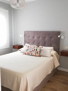 Un pat sau paturi într-o cameră la Benalbeach JR Suite