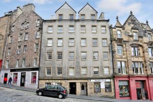 a car parked in front of a large building at West Bow - Comfy 2 bed on West Bow overlooking Grassmarket in Edinburgh