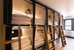 Uma ou mais camas em beliche em um quarto em Latroupe Jacobs Inn