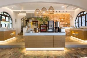 een keuken met aasteryasteryasteryasteryasteryasteryasteryasteryasteryasteryasteryasteryasteryasteryasteryasteryasteryasteryastery bij Kalypso Hotel in Malia